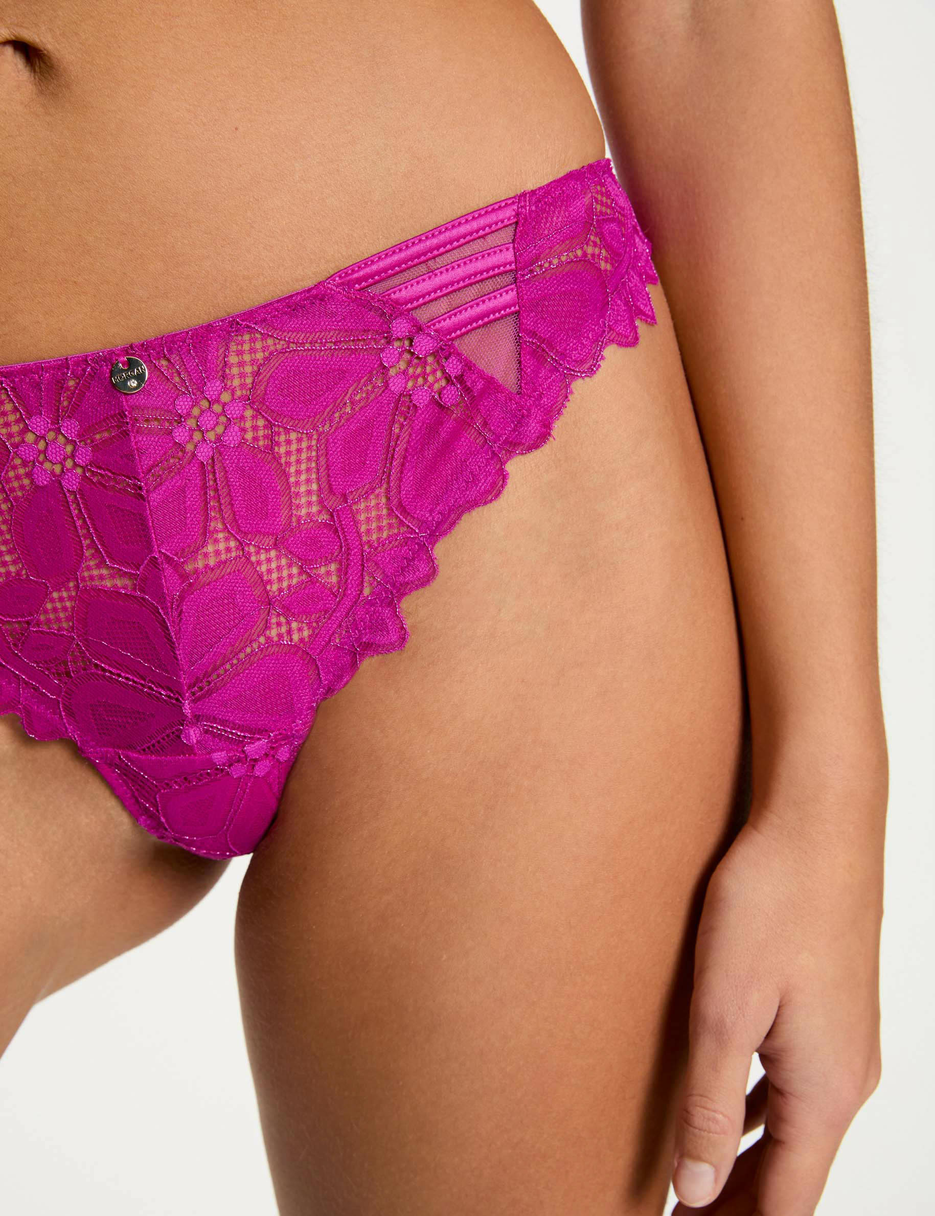 Tanga en dentelle violet femme