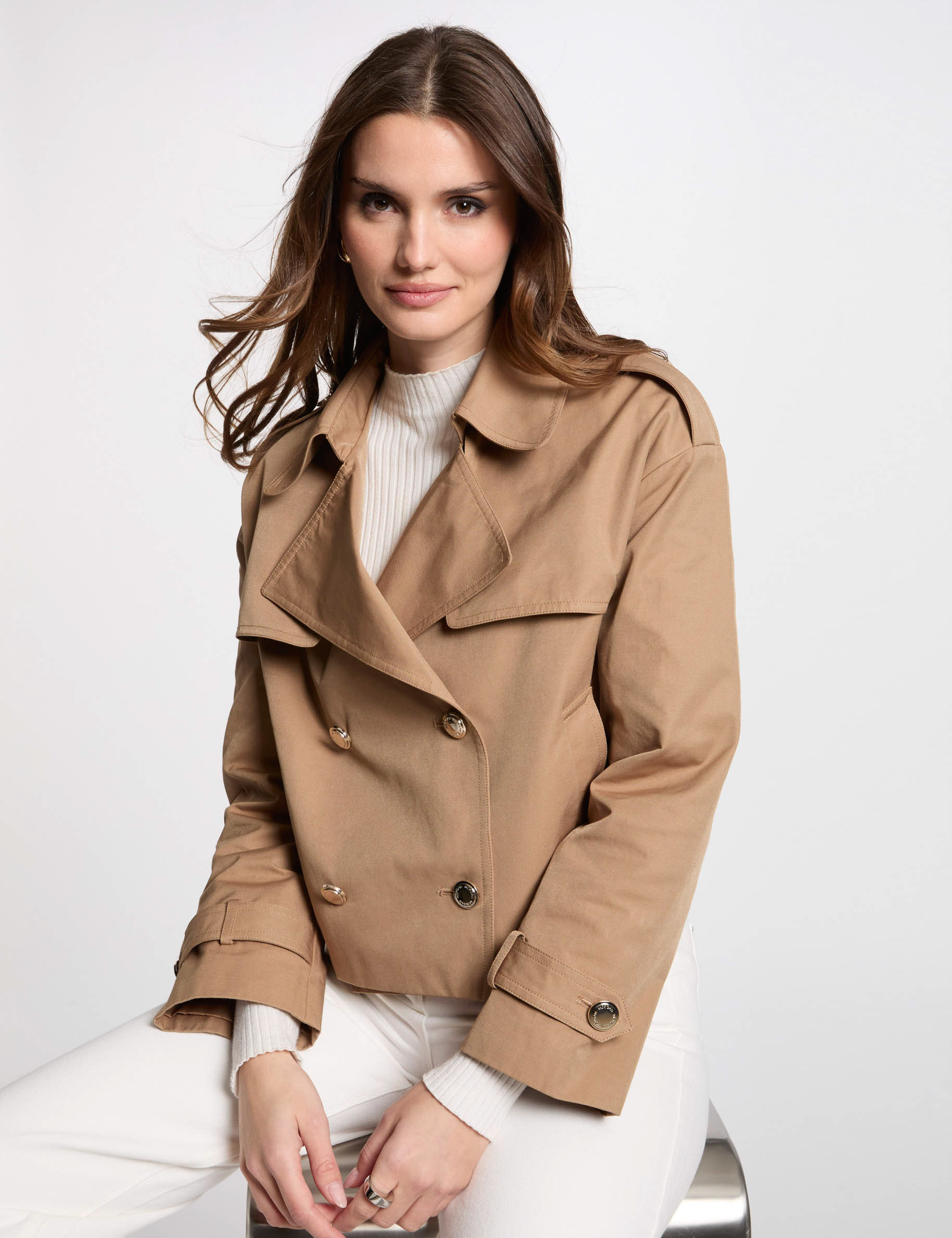 Trench court boutonné camel femme