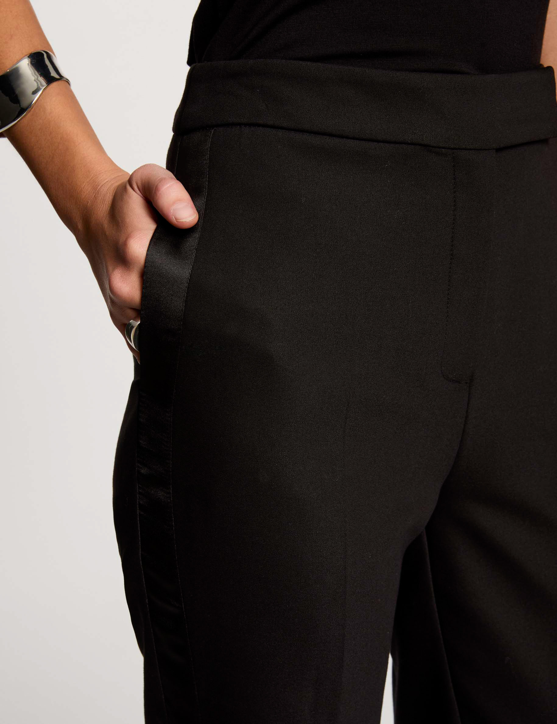 Pantalon ajusté à pinces noir femme